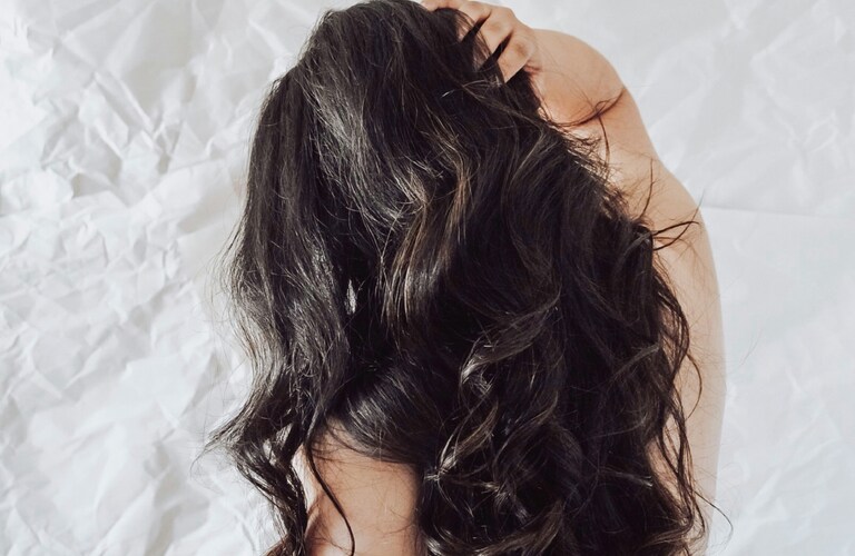 細毛の方が重いオイルを使い続けるとどうなる？|町田のヘアサロンなら髪質改善に特化した＆Happily